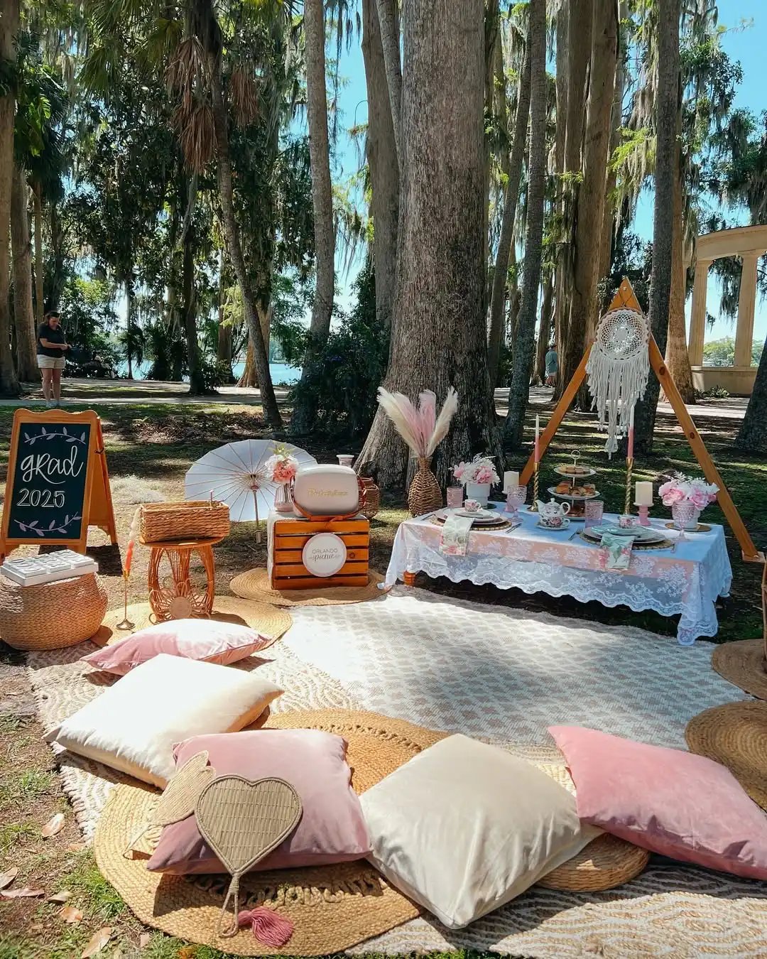 High School Graduation Party: 19 Fun Celebrations 6 Graduation-Themed Outdoor Picnic Setup